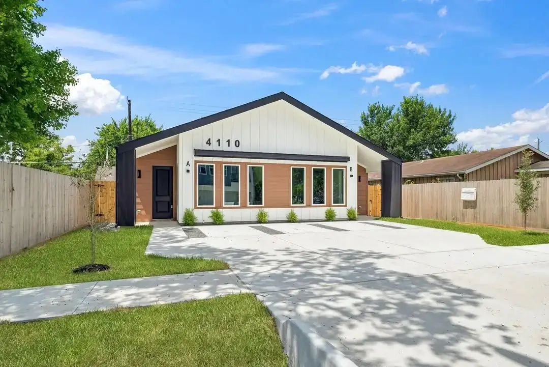 Outdoor property photo with twilight sky replacement by Desiome - before