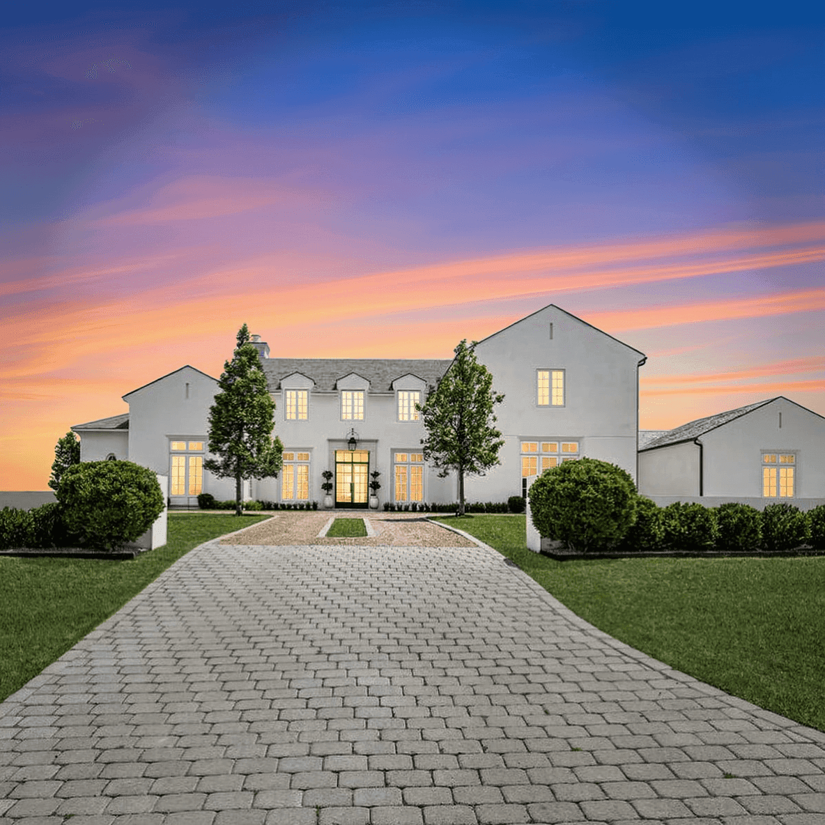 Outdoor property photo with twilight sky replacement by Desiome